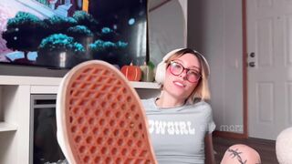 Ur gf needs sweaty feet worship