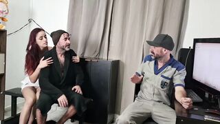 Esposa se exibe para o técnico por trás do marido