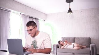 Mi Madrastra No Soporta Verme Jugando En El PC&hellip; Porque Quiere Jugar Con Mi Polla