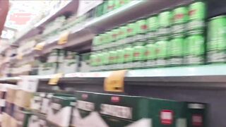 Esposa sem calcinha vai ao mercado em p&uacute;blico e se exibe&excl;