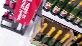 Esposa sem calcinha vai ao mercado em p&uacute;blico e se exibe&excl;