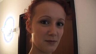 Die Fickwette in der Hotelbar verloren und musste direkt blasen und bumsen