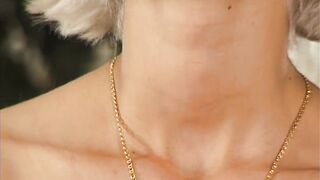 Blonde Tina mit Dildo alleine im Badezimmer