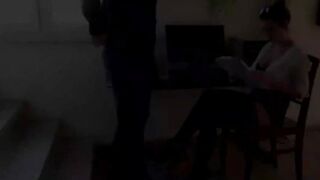 Chefin bemerkt Beule in der Hose