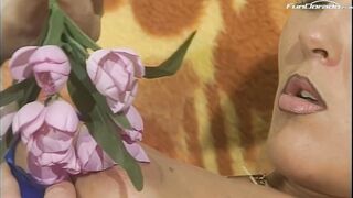 Blondine beim Mastubieren erwischt und wegbumst