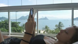 Bella Ragazza Con Gli Occhi Verdi Si Fa Riempire La Bocca in Un Paradiso