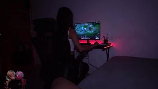Chica Gamer Follada Mientras Juega League of Legens. Arcane Jinx!